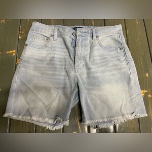 Women’s Gap Light-wash Size 24 5” inch Jean Shorts
